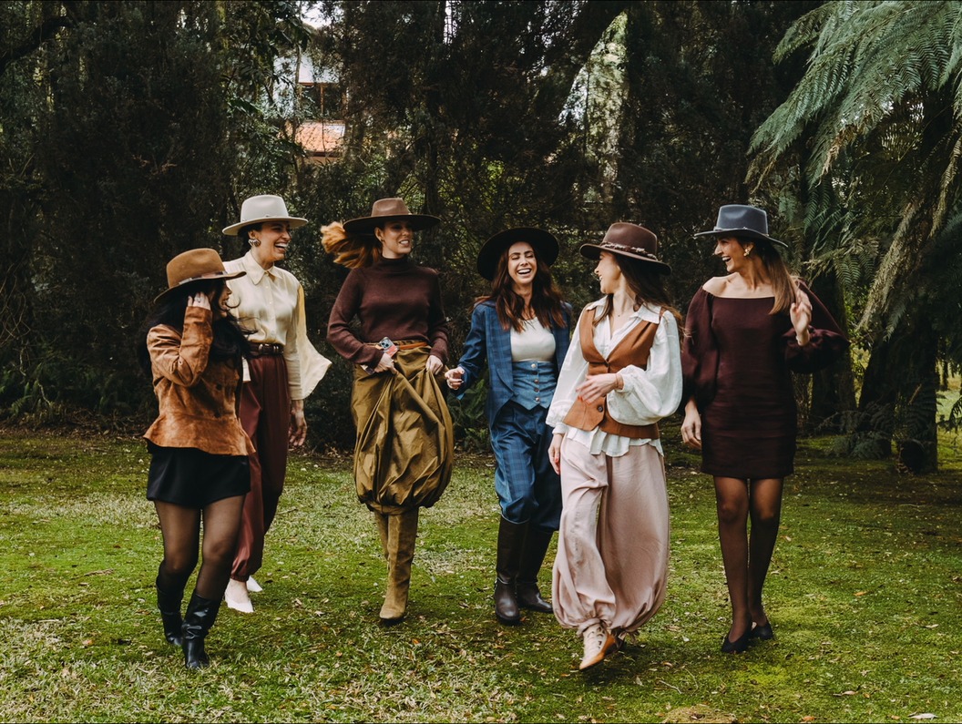 Grupo de mulheres com chapéus MARTILIANA Headwear